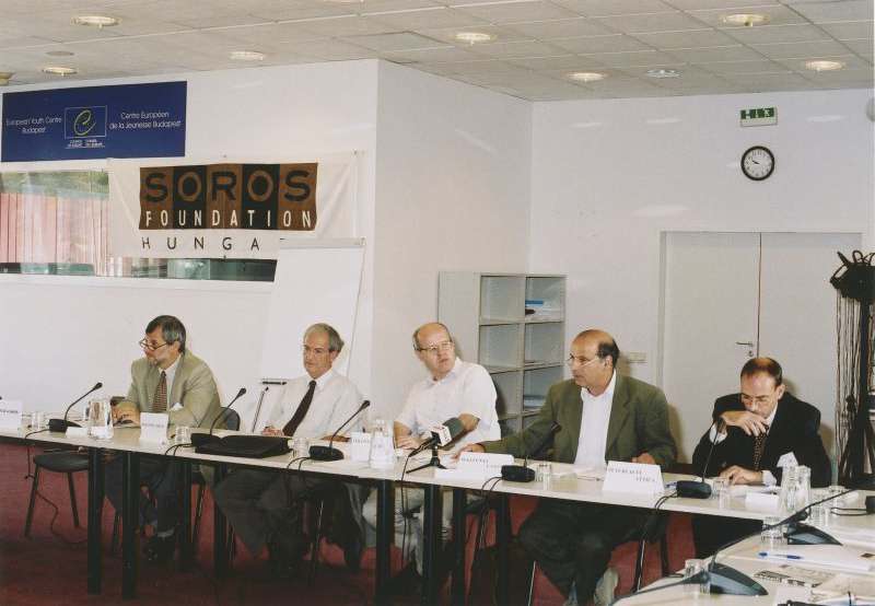 Ügynökök és Akták - konferencia. Spies and Files - Ügynökök és Akták. Nemzetközi konferencia az átvilágításról és az állambiztonsági iratok sorsáról. A képen balról jobbra: Halmai Gábor, Sólyom László, Tölgyessy Péter, Majtényi László, Péterfalvi Attila.