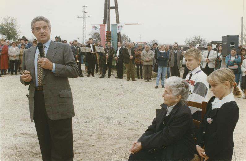 A balatonalmádi iskola alapkőletétele. Soros György magánadományából épített gimnázium alapkőletétele Balatonalmádiban. Azért éppen ebben a faluban, mert a II. világháború alatt Brandeisz Elza itt bújtatta Soros Györgyöt és családját.  A képen Soros György és Brandeisz Elza.