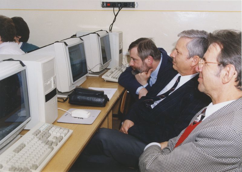 Számítógépes minta-tanterem átadása a budapesti Jedlik Ányos Gimnáziumban. A Közoktatási Programban ekkor indultak el az iskolák informatikai pályázatai, internet-hozzáférési lehetőséggel.