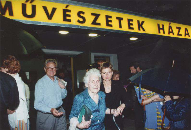 Bozsik Yvette: Xtabay. A Bozsik Yvett Társulat előadása a 15 éves Soros Alapítvány tiszteletére a Trafóban.