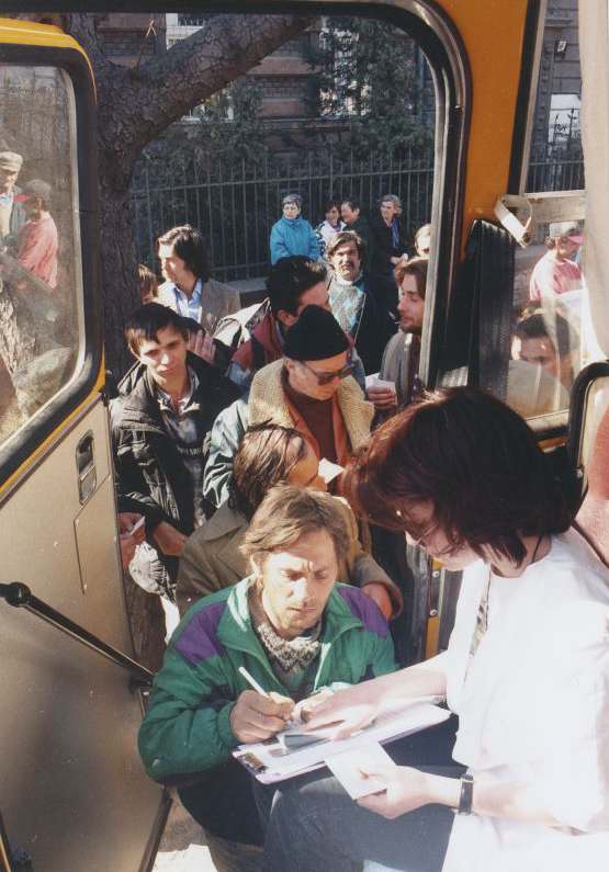 Hajléktalanok Egészségügyi Helyzetének Javítása – Mobil Tüdőszűrő. 1995-től a Soros Alapítvány támogatásával indult modellkísérlet a hajléktalanok körében terjedő tbc kezelésére. Három év alatt 10 000 embert szűrtek, 8%-uknál észleltek problémát.