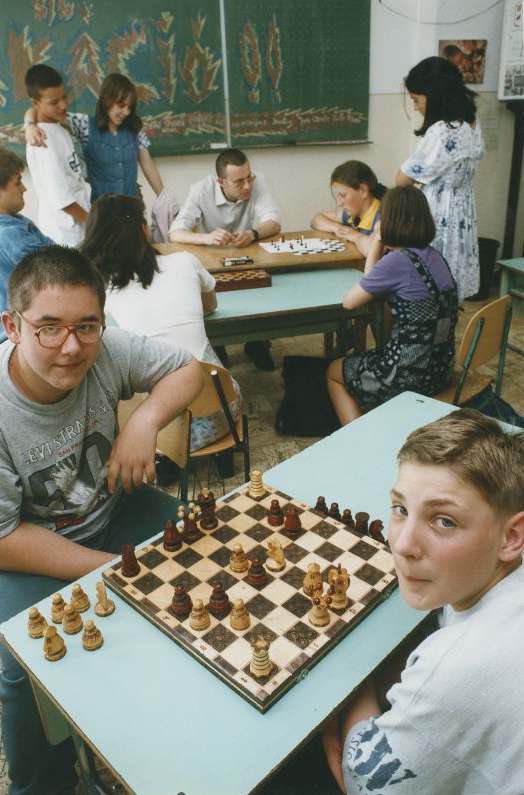 Közösségi iskola. A Soros Alapítvány 1992-ben indította el a közösségi iskola programot, amely a helyi önkormányzatokkal együttműködve bővíti az oktatást minden korosztály számára. Az iskola így a közösség központjává válik, segítve a helyi társadalom fejlődését.