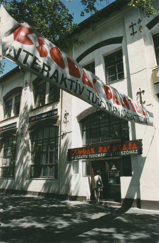 Közoktatás, Csodák Palotája.