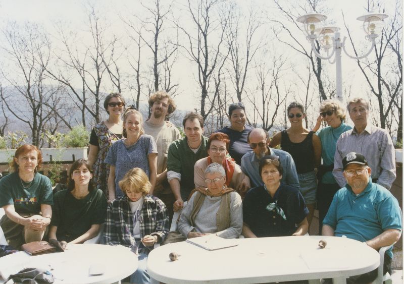 Amerikai vendégtanár program. Amerikai vendégtanárok egy éven keresztül tanítottak különböző magyarországi középiskolákban.  (1995)