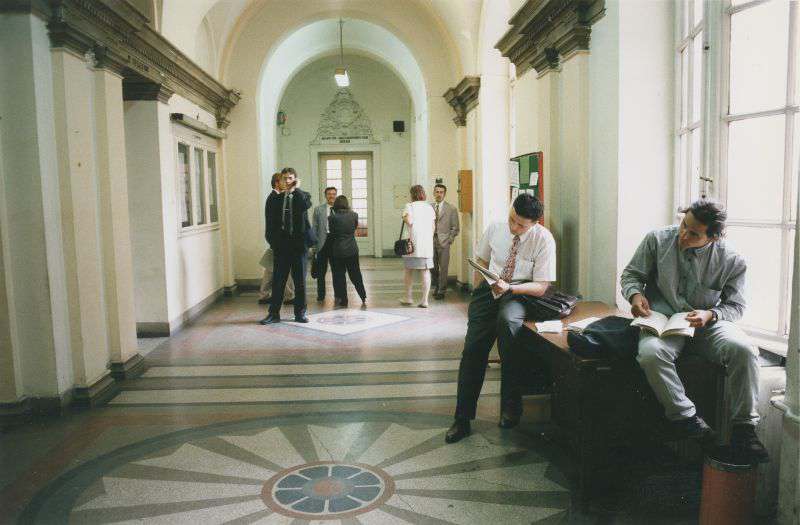 Új felsőoktatási program. Az 1996/97-es tanévre az Alapítvány ismét felsőoktatási pályázatot hirdetett, amelyre legfeljebb hároméves oktatási programokkal lehetett jelentkezni. A pályázat célja elsősorban az innovatív oktatási tevékenységek és korszerű pedagógiai módszerek meghonosításának támogatása volt. Az egyik sikeres pályázó az Államigazgatási Főiskola lett.