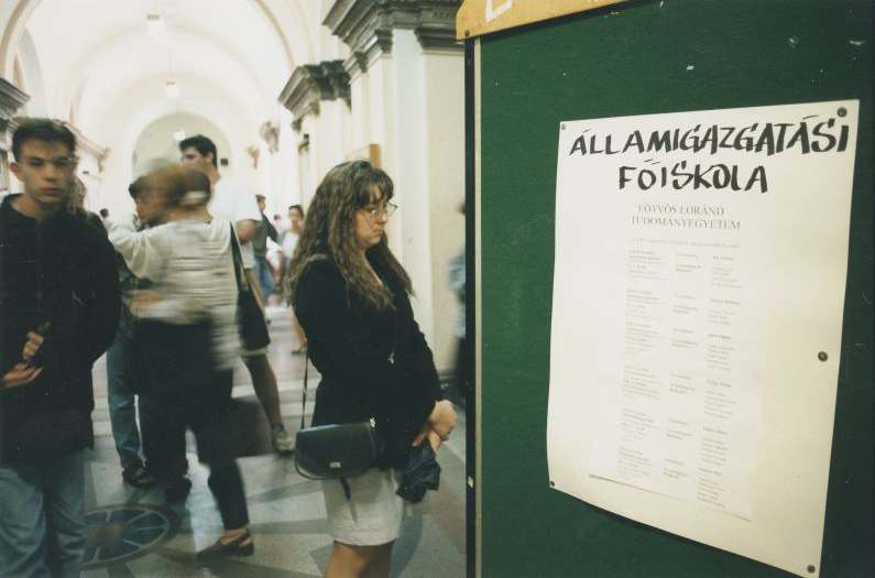 Új felsőoktatási program. Az 1996/97-es tanévre az Alapítvány ismét felsőoktatási pályázatot hirdetett, amelyre legfeljebb hároméves oktatási programokkal lehetett jelentkezni. A pályázat célja elsősorban az innovatív oktatási tevékenységek és korszerű pedagógiai módszerek meghonosításának támogatása volt. Az egyik sikeres pályázó az Államigazgatási Főiskola lett.
