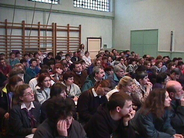 Közoktatási informatikai program. A Számítógépes iskola a nyílt társadalomért program keretében iskolai könyvtárak kaptak multimédiás számítógépet, Internet hozzáférést, szoftvereket. A számítógépek kiosztásánál készültek a felvételek.