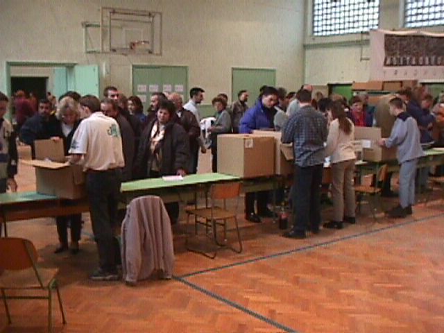 Közoktatási informatikai program. A Számítógépes iskola a nyílt társadalomért program keretében iskolai könyvtárak kaptak multimédiás számítógépet, Internet hozzáférést, szoftvereket. A számítógépek kiosztásánál készültek a felvételek.