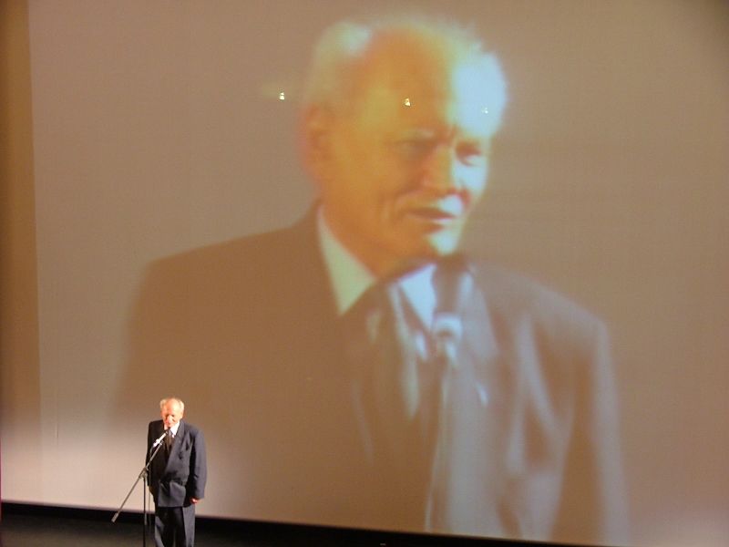 20 Éves a Soros Alapítvány. A Magyar Soros Alapítvány fennállásának 20. évfordulóját az Uránia Filmszínházban egész napos rendezvénnyel ünnepeltük. A program nyilvános filmvetítéseket (az alapítvány támogatásával készült dokumentumfilmekből), valamint zártkörű konferenciát és fogadást is tartalmazott. A képen: Göncz Árpád.