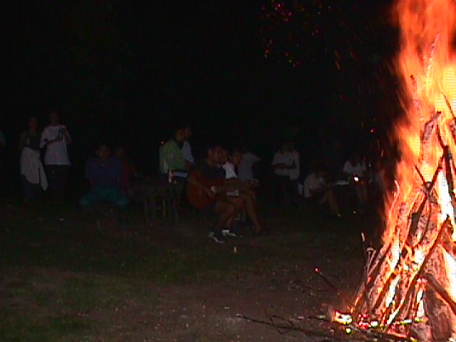 Roma Tábor '99 – Közoktatás és Közösség. A korábbi évek hagyományaihoz híven idén is megrendezésre került a roma középiskolás tábor. A Soros Tábor '99 program a Soros Alapítvány Patronáló tanár-diák pályázatán részt vevő 168 roma fiatal számára biztosított felejthetetlen élményeket és tartalmas kikapcsolódási lehetőséget.