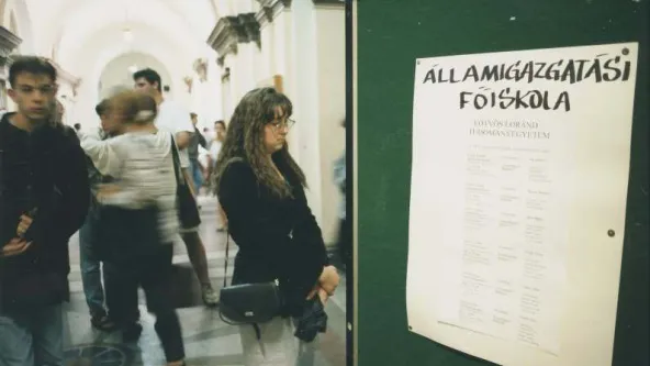 Új felsőoktatási program. Az 1996/97-es tanévre az Alapítvány ismét felsőoktatási pályázatot hirdetett, amelyre legfeljebb hároméves oktatási programokkal lehetett jelentkezni. A pályázat célja elsősorban az innovatív oktatási tevékenységek és korszerű pedagógiai módszerek meghonosításának támogatása volt. Az egyik sikeres pályázó az Államigazgatási Főiskola lett.
