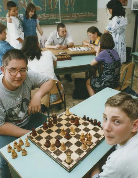 Közösségi iskola. A Soros Alapítvány 1992-ben indította el a közösségi iskola programot, amely a helyi önkormányzatokkal együttműködve bővíti az oktatást minden korosztály számára. Az iskola így a közösség központjává válik, segítve a helyi társadalom fejlődését.